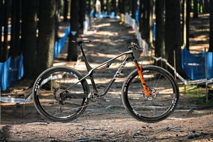   The new Canyon Lux CF SLX 9.0 Race Team is born for the race track. We have already tested the marathon fully with its 100 millimetres of travel exclusively at the Cross-Country World Cup in Nove Mesto. You'll find all the results and lab results in BIKE 8/18, on newsstands from 3 July.