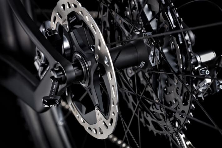   The brakes on the new Canyon Lux are mounted on the frame using a flat-mount standard. The Quixle thru-axle developed by Canyon is already used on the All Mountain <a href="mtb_news/mtb_neuheiten/neu-canyon-spectral-2018/a37819.html" rel="noopener noreferrer">Canyon Spectral</a>.