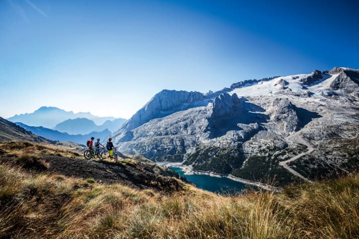   MTB-Alpenüberquerung durch die Dolomiten: Hier blicken Biker von der Porta Vescovo auf die Marmolada.