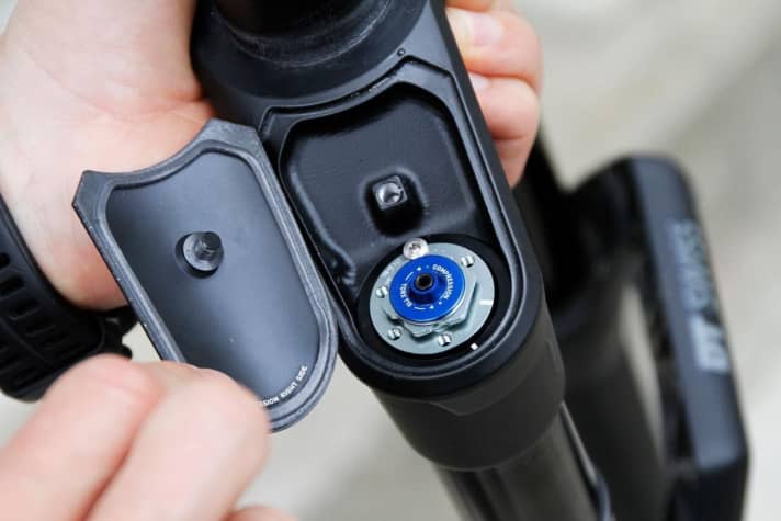   In addition to the permanently integrated travel-dependent damping, a low-speed compression stage can also be adjusted. The compression stage can also be controlled via a remote lever.