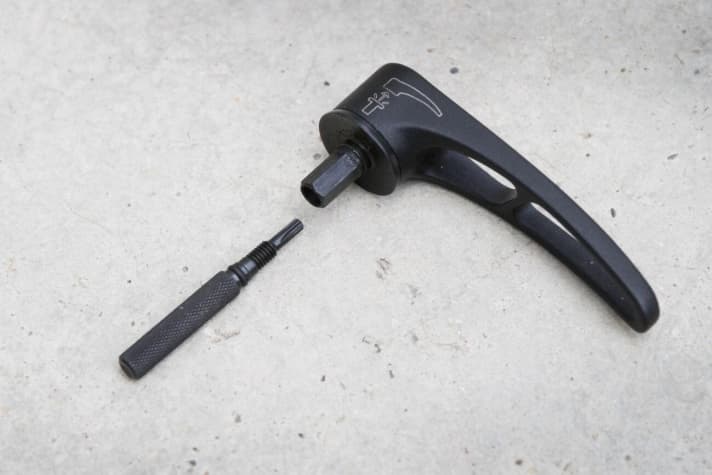   The lever can be pulled out of the thru axle. A Torx T10 spanner is integrated into it, which can be used to adjust the fork.
