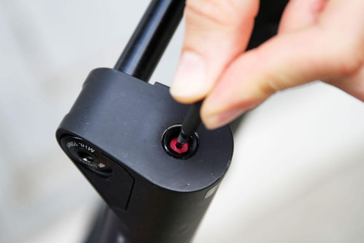   The rebound adjustment also requires the Torx T10 spanner. So nothing works without a tool.