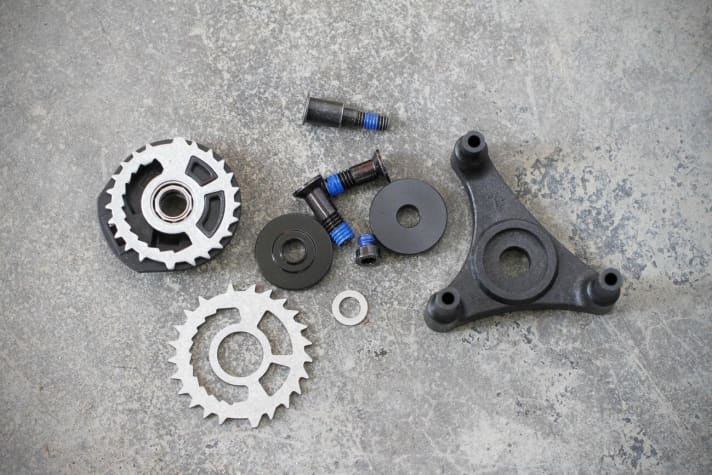 Das E-Thirteen Umrüstkit beinhaltet neben der weit gespreizten 12fach-Kassette die nötigen Bauteile, um die 11fach-Schalthebel und -Schaltwerke von Sram GX, X1, X01 und XX1 auf 12-Gang-Betrieb umzubauen.