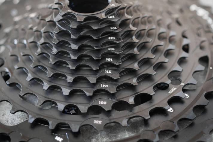 The gear range of the E-Thirteen TRS + 12-speed cassette is identical to that of the 11-speed version. The gear ratios on the 12-speed version are more finely spaced in the middle range.