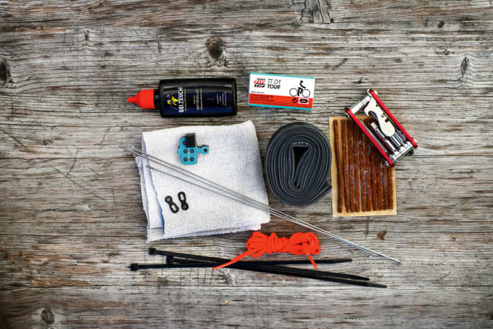   Assistance kit for breakdowns: These items and tools should be in every rucksack when crossing the Alps on an MTB.