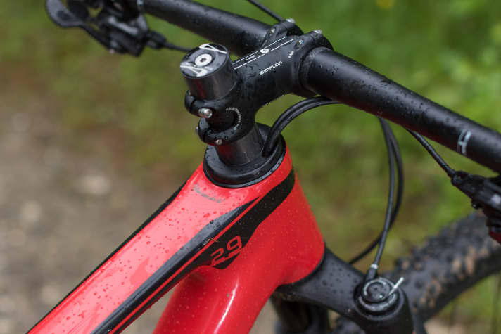   Thanks to the special headset developed with Acros, the cables can disappear directly into the upper shell. No openings are required in the head tube.