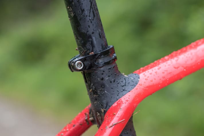   Filigree connection, trimmed for seating comfort: Simplon also offers an optional 27.2 Vario seatpost from Kindshock.