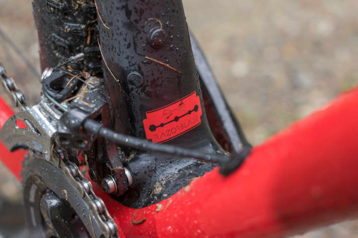   Light, stiff and with more modern geometry: the razor blade logo is of course a must on the bike.