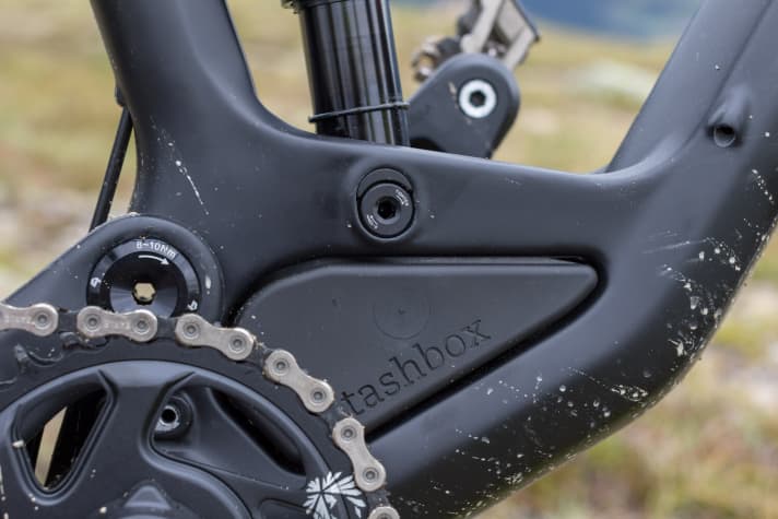   Die Stash Box ist ansehnlich in den massiven Tretlagerbereich aus Carbon integriert. Durch den tiefen Schwerpunkt stört das Zusatzgewicht dort nur wenig. Oberhalb der Flip Chip.