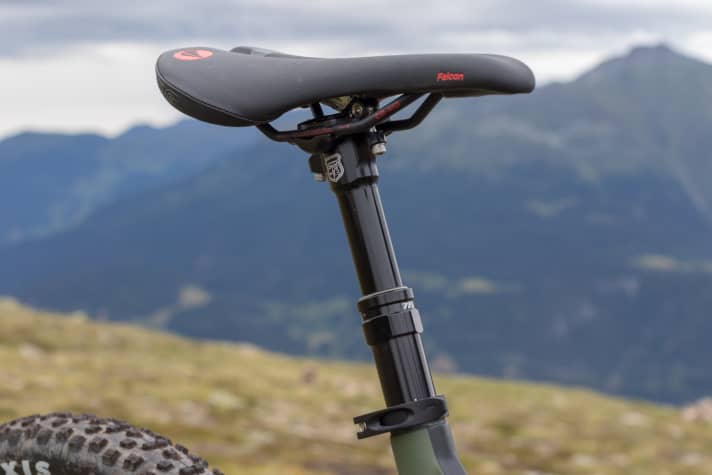   The Contrail Carbon Elite is fitted with a Manitou dropper post.