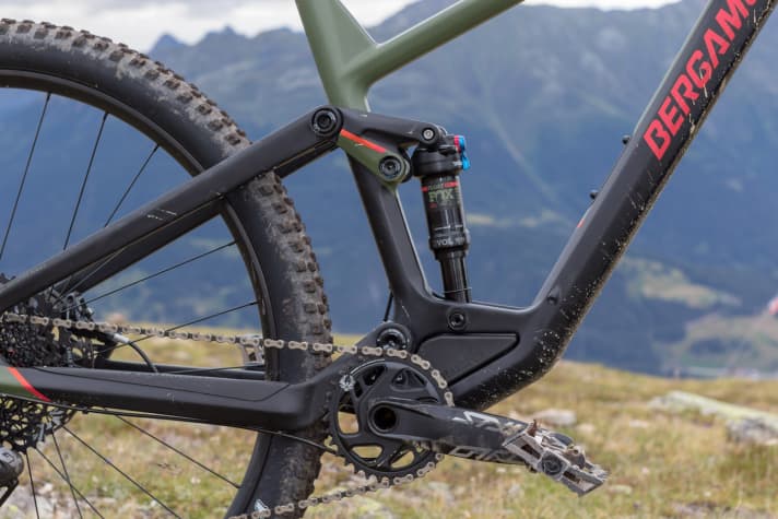   We had to ride the Fox Float Performance with a lot of air and little sag, as the shock releases the 130 mm of travel very linearly. We liked the suspension with the platform switched on at the rear the best.