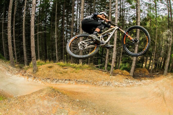   Auch im Bikepark und bei massig Air-Time soll das Firebird nicht aus der Ruhe kommen.