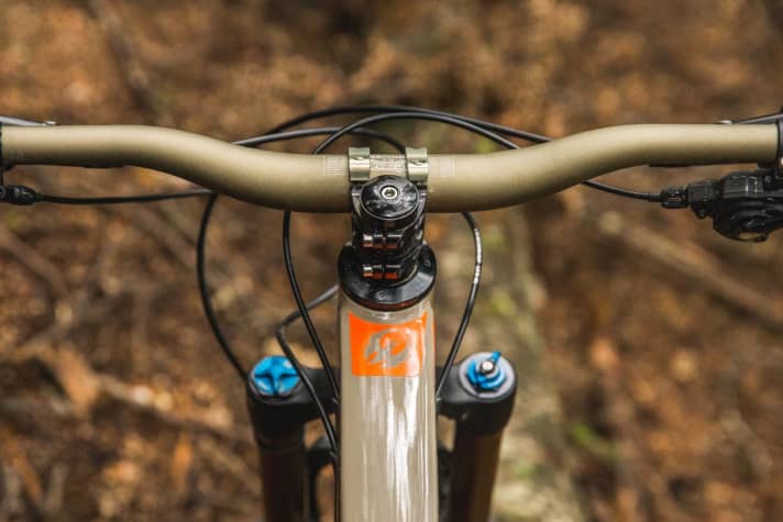   Das breite Renthal-Cockpit und der kurze Vorbau sorgen in Kombination mit der neuen Fox 36 Factory für viel Kontrolle.
