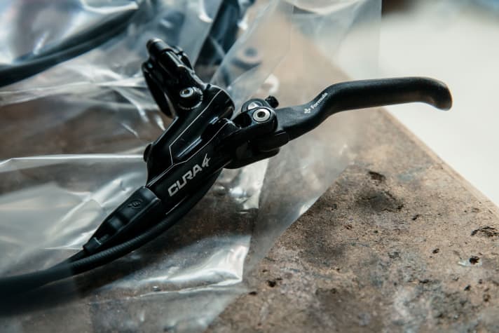   Der axiale Geberzylinder kam schon in der Cura zum Einsatz, der Hebel wurde noch einmal optimiert, das Reservoir vergrößert.