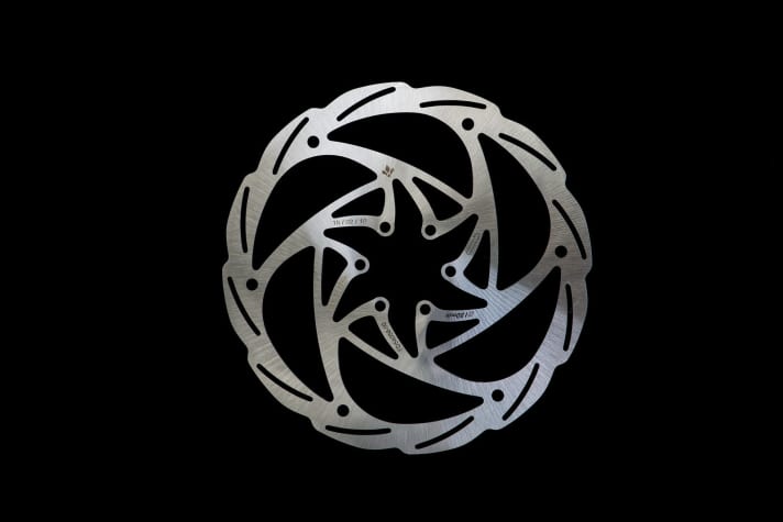   Drei Jahre hat man bei Formula eigenen Angaben zufolge an den neuen Bremsscheiben getüftelt. Standfest waren Formula-Scheiben schon vorher. Jetzt sollen sie darüber hinaus noch sehr leise sein und den Belagverschleiß gering halten.