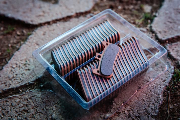   Der Teufel liegt im Detail. Die großflächigen und dicken Sintermetall-Bremsbeläge sollen für gute Dosierbarkeit sorgen, ohne dass dafür Bremskraft geopfert werden muss.