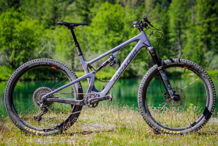   The new 5010 rolls on 27.5-inch wheels and offers 130 millimetres of suspension travel. In size L, it weighs 12.6 kilos without pedals.