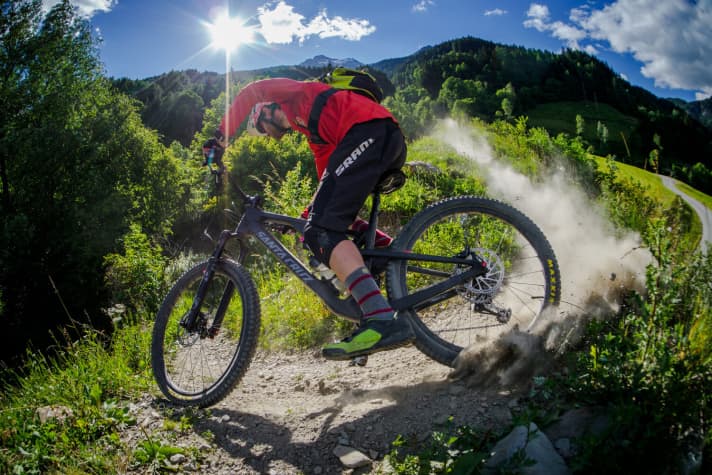   Durch die 27,5er-Laufräder ist das Santa Cruz 5010 ein sehr verspieltes Trailbike. Kein Wunder, warum auch Danny McAskill meistens zum 5010 greift.