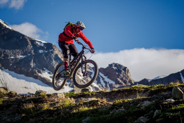   The Santa Cruz 5010 is front wheel orientated and is noticeably better on the throttle than the Bronson. With a lot of pop from the rear end, it can be ridden very actively.