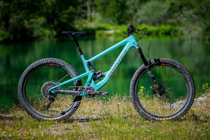   With 160 millimetres at the front and 150 at the rear, the Bronson lies between All Mountain and Enduro. It weighs 13.5 kilos without pedals.