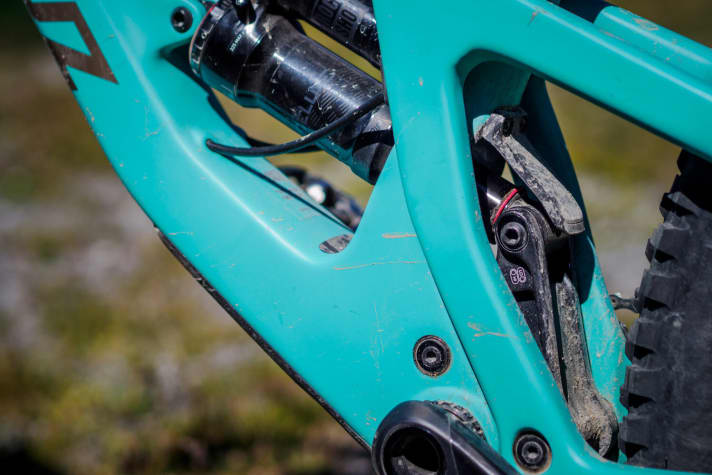   Die Platzierung und Anlenkung des Dämpfers hat das neue Bronson vom Nomad übernommen. Der Hinterbau fuhr sich sehr potent und satt.