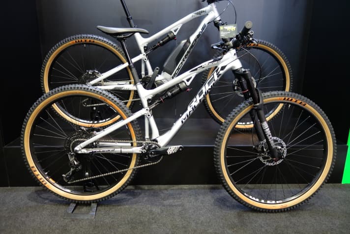   The new Rock Machine Blizzard also rolls on 29er wheels. The all-mountain bike has 140 millimetres of suspension travel and is available from just €1999. Background: The clone with motor is significantly more expensive.