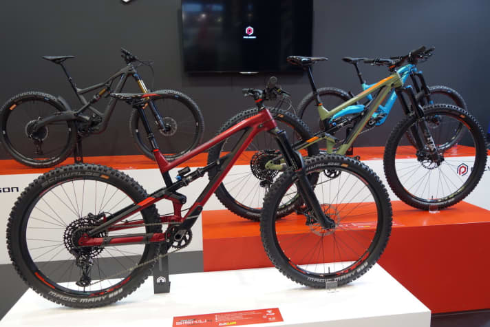   The new Polygon Siskis N comes with 27.5-inch wheels (in the foreground) or 29-inch wheels, depending on the frame size. The entry-level price of 2699 euros is just as moderate for an enduro bike as the geometry.