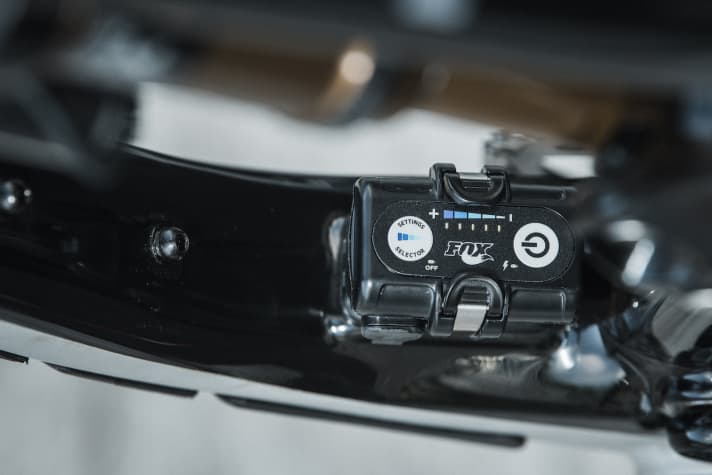   There are only two buttons on the battery for operating the Live Valve system. On and Off as well as the setting button, which can be used to adjust the support levels fivefold. The battery capacity is also displayed.