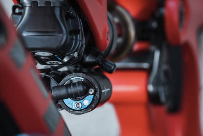   Der bislang einzige Live-Valve-fähige Fox-Dämpfer basiert auf einem DPX2-Gehäuse. Die Druckstufe lässt sich nach wie vor für den offenen Modus mit 18 Klicks verstellen.