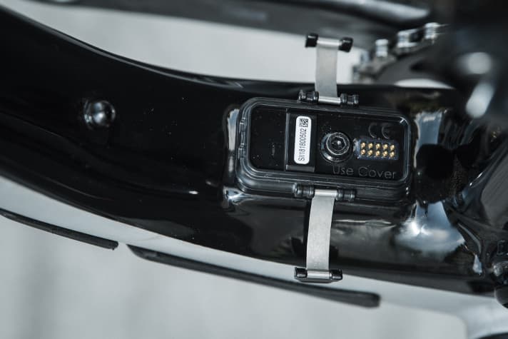   The battery can be removed quickly and easily using the two retaining clips and weighs just 72 grams. The battery capacity should provide 16 to 20 hours of riding time.