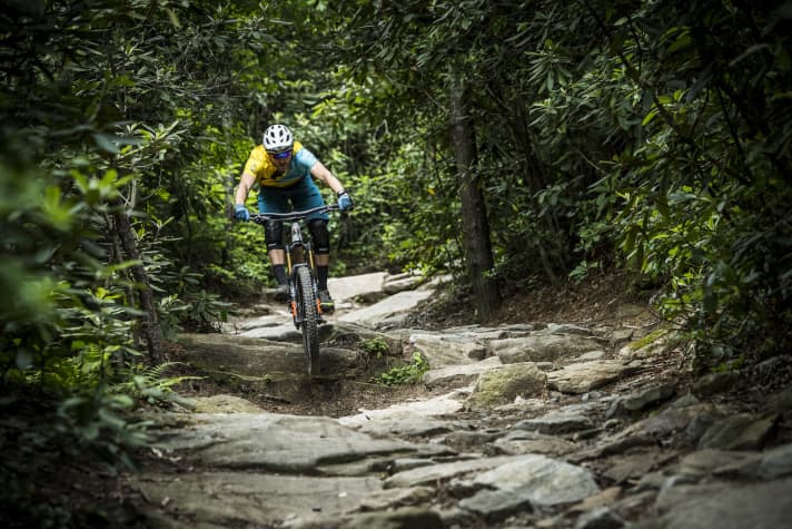   On impacts, the closed damping opens within just three milliseconds. This happens so quickly that the rider does not notice any jerking.