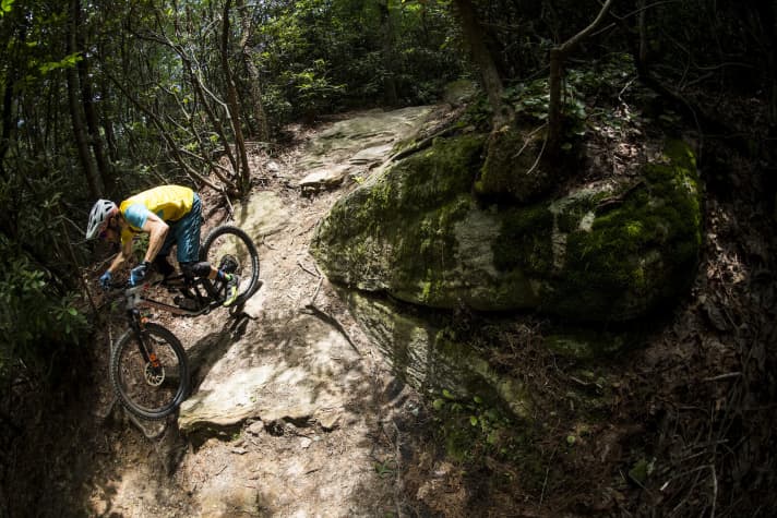   Zusätzlich zu den Beschleunigungssensoren an Gabel und Kettenstreben registriert der Controller am Hauptrahmen die Neigung und weiß so, ob das Bike klettert, in der Ebene fährt oder im Downhill gen Tal brettert.