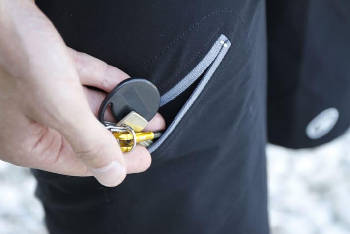   Reduced to the bare essentials: small zip pocket for keys and co.