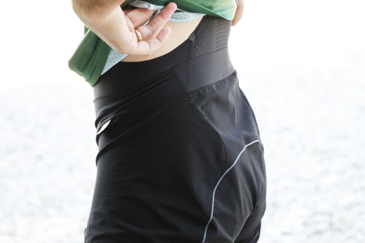   Clever cut: thanks to the wide stretch waistband and high cut, the Trail Cargo can easily do without an adjustment.