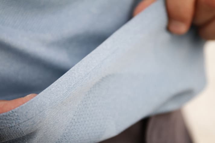   Die Abschlüsse am Shirt sind nahtlos, so kann nichts scheuern. Sie leiern leider etwas aus.