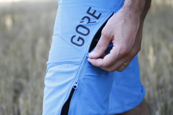  The zip on the thigh can be opened from both sides. This provides either space for a protector or more draught.