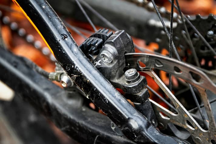   Abgefahren: Fünf Sätze Beläge wurden im Laufe der über 80000 Tiefenmeter zerrieben. Die Standfestigkeit der Shimano-SLX-Bremse, die mehrmals entlüftet wurde, war schwach. 