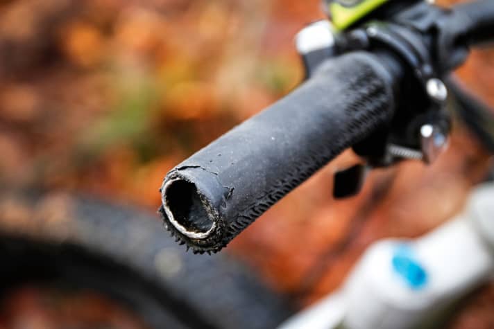   Worn out: Numerous kilometres and metres of altitude leave their mark. The grips now look more like a slick than a tread tyre.