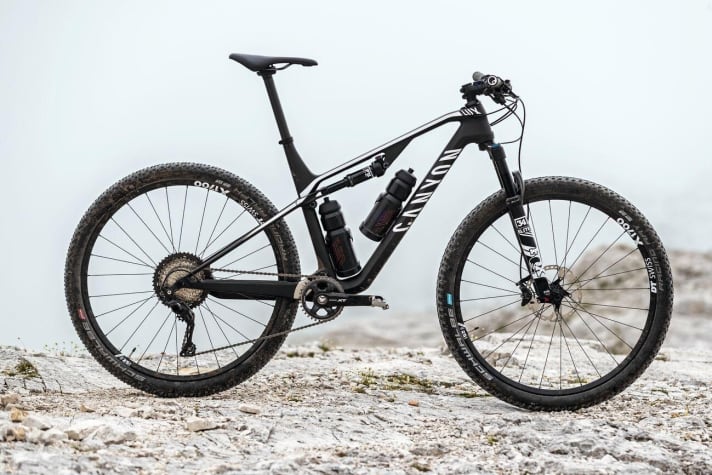   Canyon Lux CF SL 7.0 Race (€ 2999) - Racefullys are not only the first choice for marathon riders, but also perform perfectly on moderate tours. However, with 100 to 110 millimetres of travel at the front and rear and narrow tyres, the downhill fun on tricky, rough descents is limited. Like hardtails, racefullys are almost only available with large 29-inch wheels.
