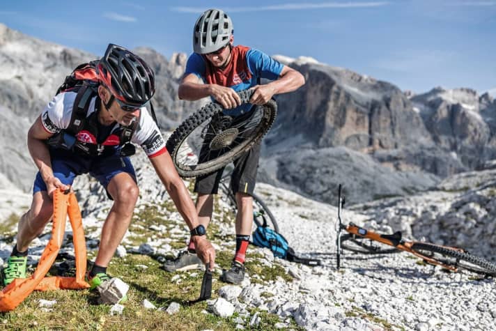   In the Dolomites, the Alps show their rough side. Again and again, the sharp-edged stones let the air out of our tyres.