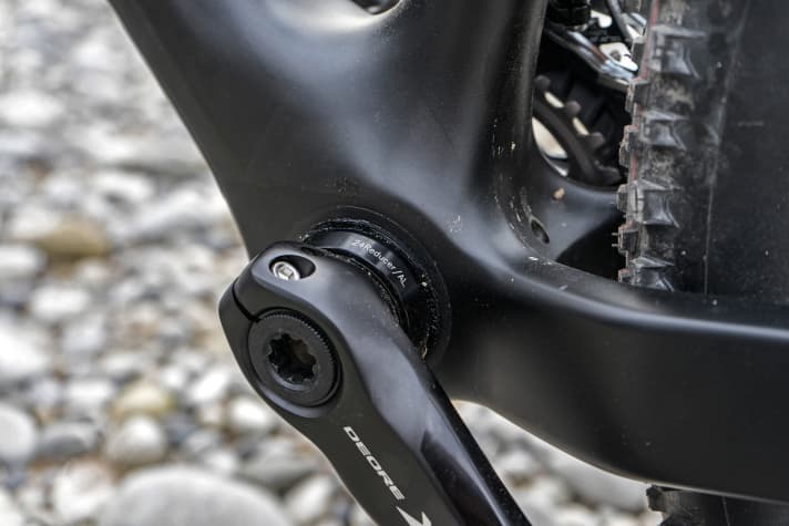   The bottom bracket shell is designed for the Pressfit 30 standard, but can be reduced to a 24 mm shaft using an adapter.