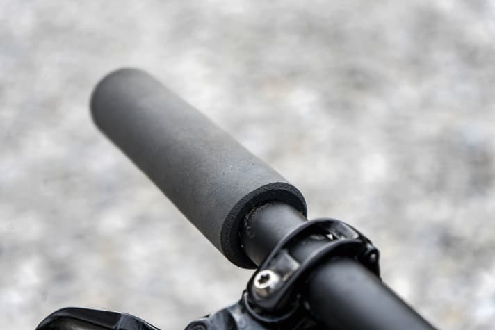   Die leichten Silikon-Griffe sparen Gewicht und dämpfen ausgezeichnet.