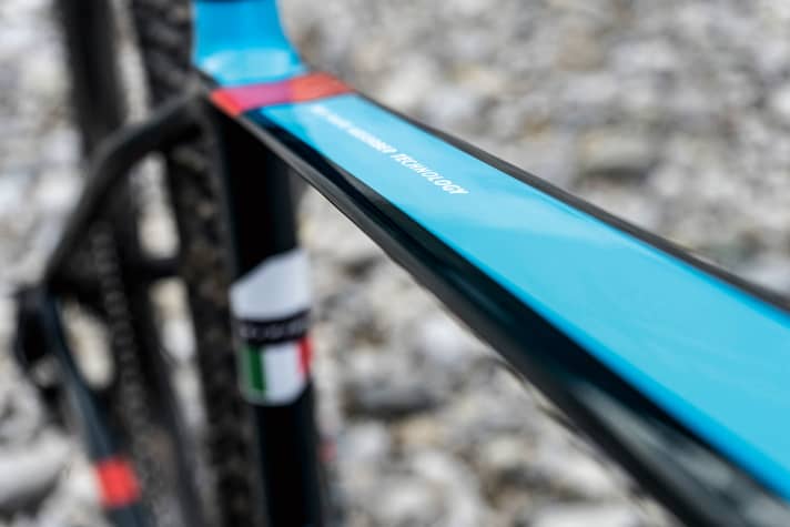   Das Oberrohr läuft vor dem Sitzrohr zusammen und ähnelt einer Blattfeder. Weder die Fahreindrücke noch die Laborwerte konnten jedoch einen Effekt bestätigen. 