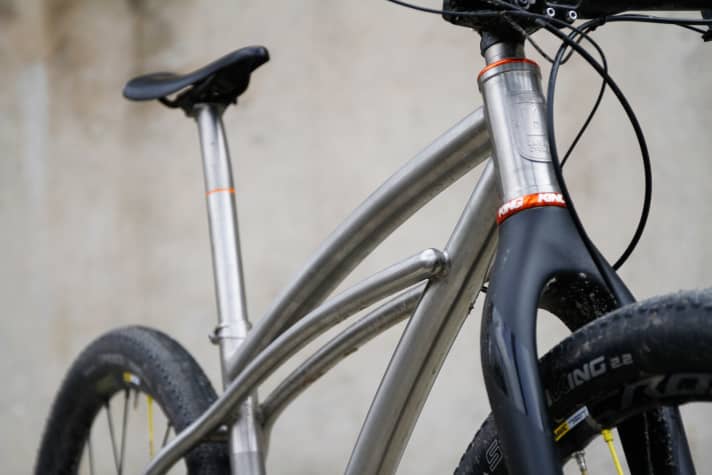   Die gebogenen Titanrohre muten fast wie eine Skulptur an.