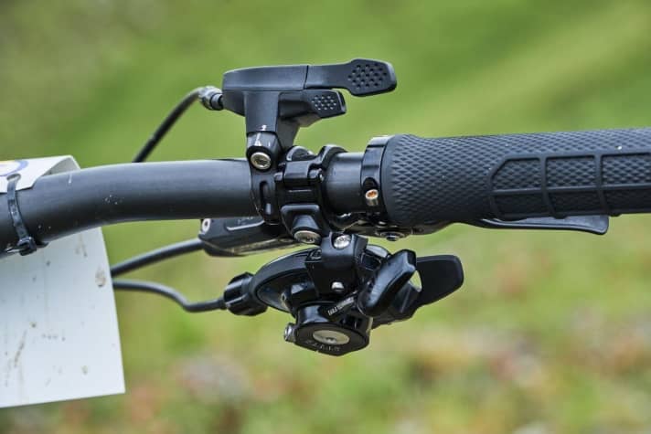   The remote control of the Gemini damper is very exposed on the handlebars.