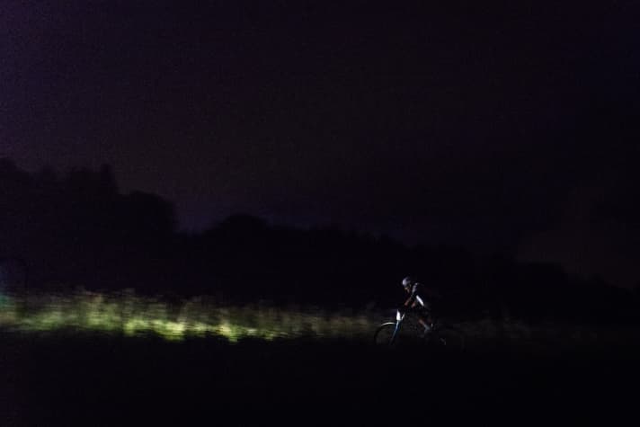 Die Dreifach-Variante des legendären Erzgebirgs Bike Marathons gilt als härteste Nuss der Marathon-Szene. Sie hat 300 Kilometer und knapp 9000 Höhenmeter. Die Schnellsten brauchen um die 20 Stunden. Doch den meisten geht es nur darum, überhaupt das Ziel zu erreichen.