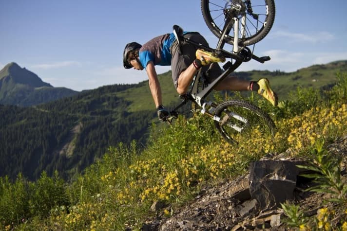 In jedem “Fall” gilt: Bei Kopfschmerzen, Übelkeit oder irgendwelchen Ausfällen sofort zum Arzt und abklären lassen, ob das Hirn einen Schlag abbekommen hat.