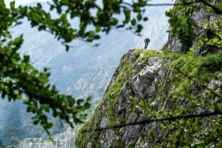 Sentiero 153: Meist ist er breit genug. Aber der Abgrund bleibt von oben bis unten senkrecht.