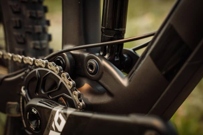   The new Remedy once again uses a fixed shock instead of a full floater. This gives the engineers more freedom in the design and is functionally no worse with the new shocks, according to Trek.