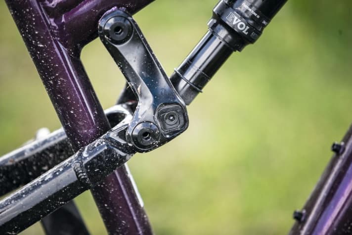   The Ride 9 adjustment allows both the suspension travel and geometry of the Thunderbolt in aluminium to be changed minimally.